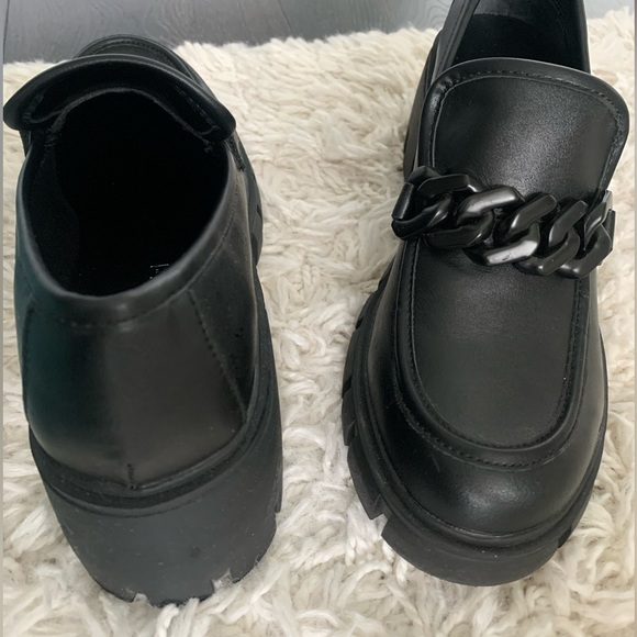 NEW, NEVER WORN Steve Madden platform loafer with black buckle embellishment - Picture 2 of 8